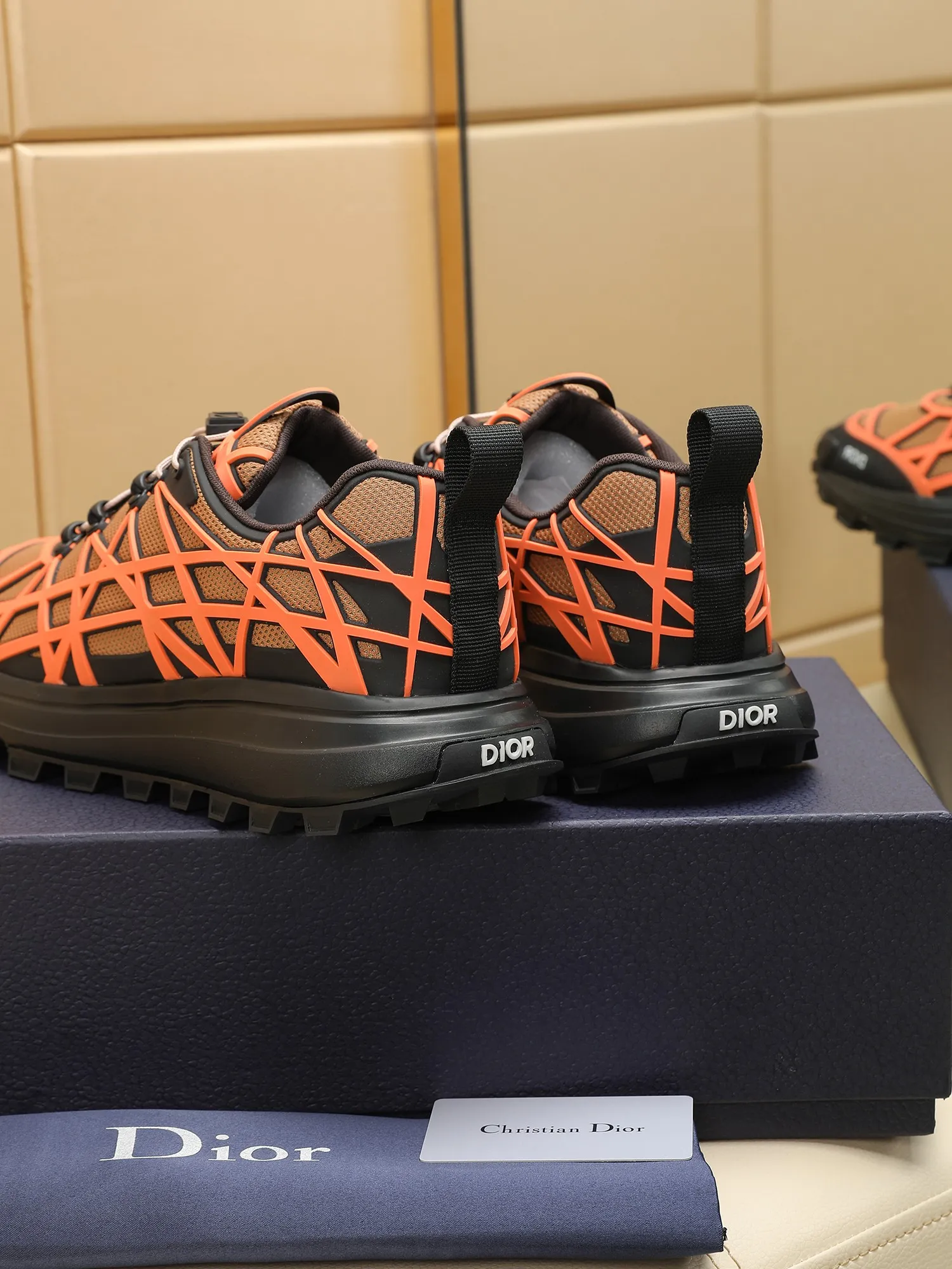 Men's Men's Shoes 💰520 [New Style] 🏍️🏍️Dior-B31 RUNNER sneakers highlight the fashionable silhouette, decorated with curved cannage pattern, reinterpreting classic patterns in a structural style, enriching Dior's 2023 summer men's wear series. Meticulously crafted using the advanced craftsmanship of hiking shoes, it blends outdoor culture with Dior heritage. Code number 38-45, multiple colors available, 38-44 (45 can be customized